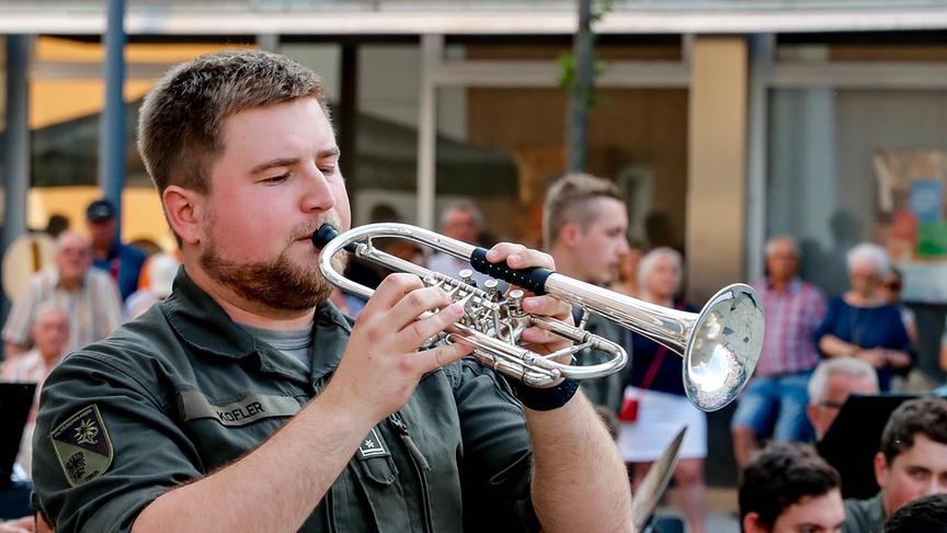 Auftritt der Militärmusik Oberösterreich in Grieskirchen, ein Musiker spielt mit geschlossenen Augen Flügelhorn.