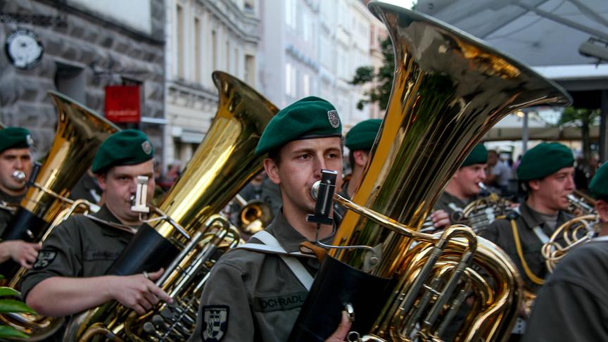 Blasmusiker bei einem Sternmarsch der Militärmusik Oberösterreich in Wels