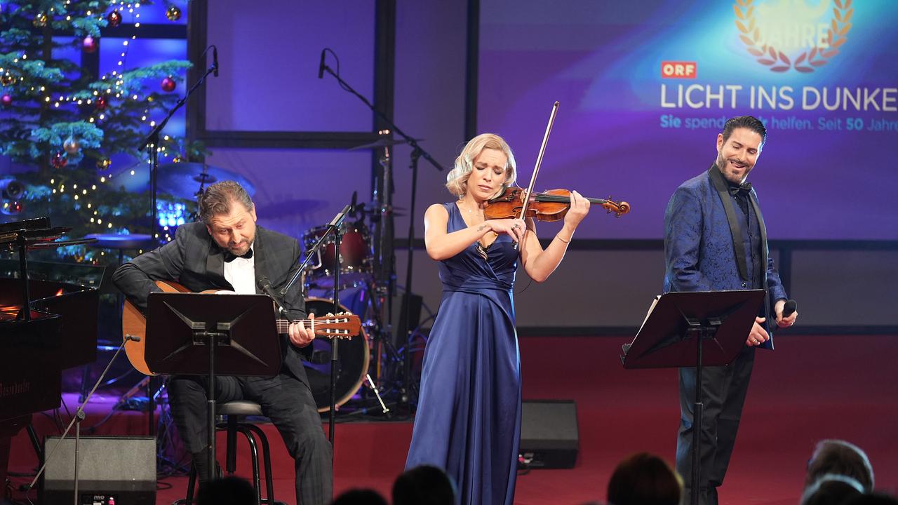 Lidia Baich mit Geige, Andreas Schager mit Gitarre und Clemens Unterreiner mit Gesang sind auf der Bühne. 