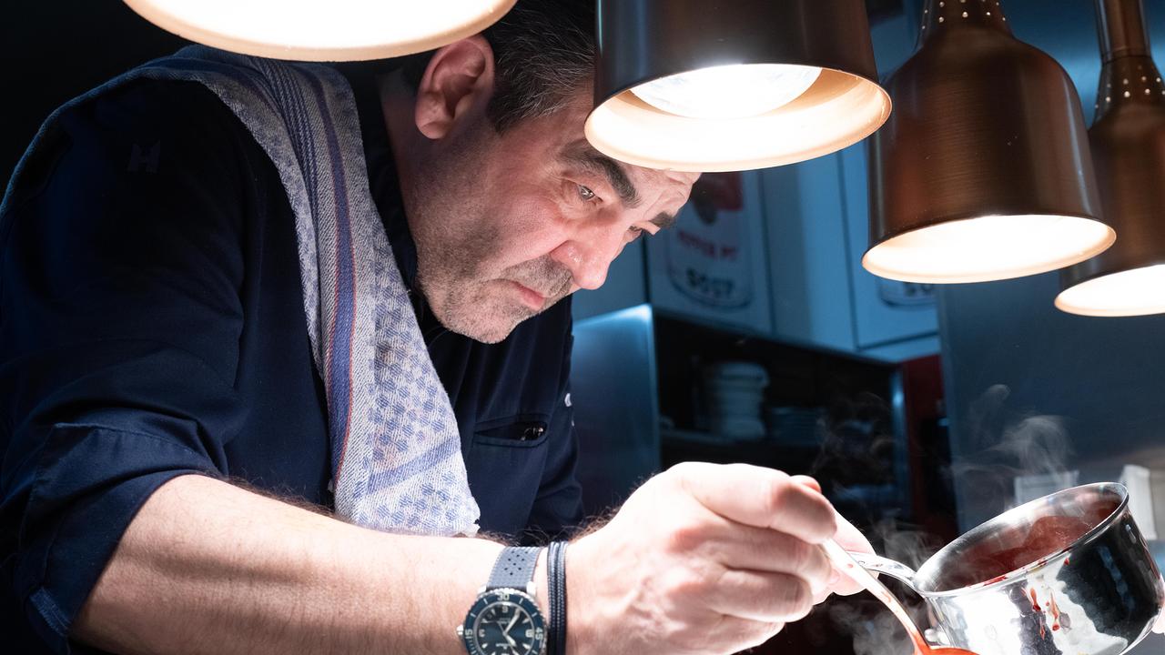 Juan Amador mit konzentriertem Blick beim Anrichten einer Speise in der Küche.