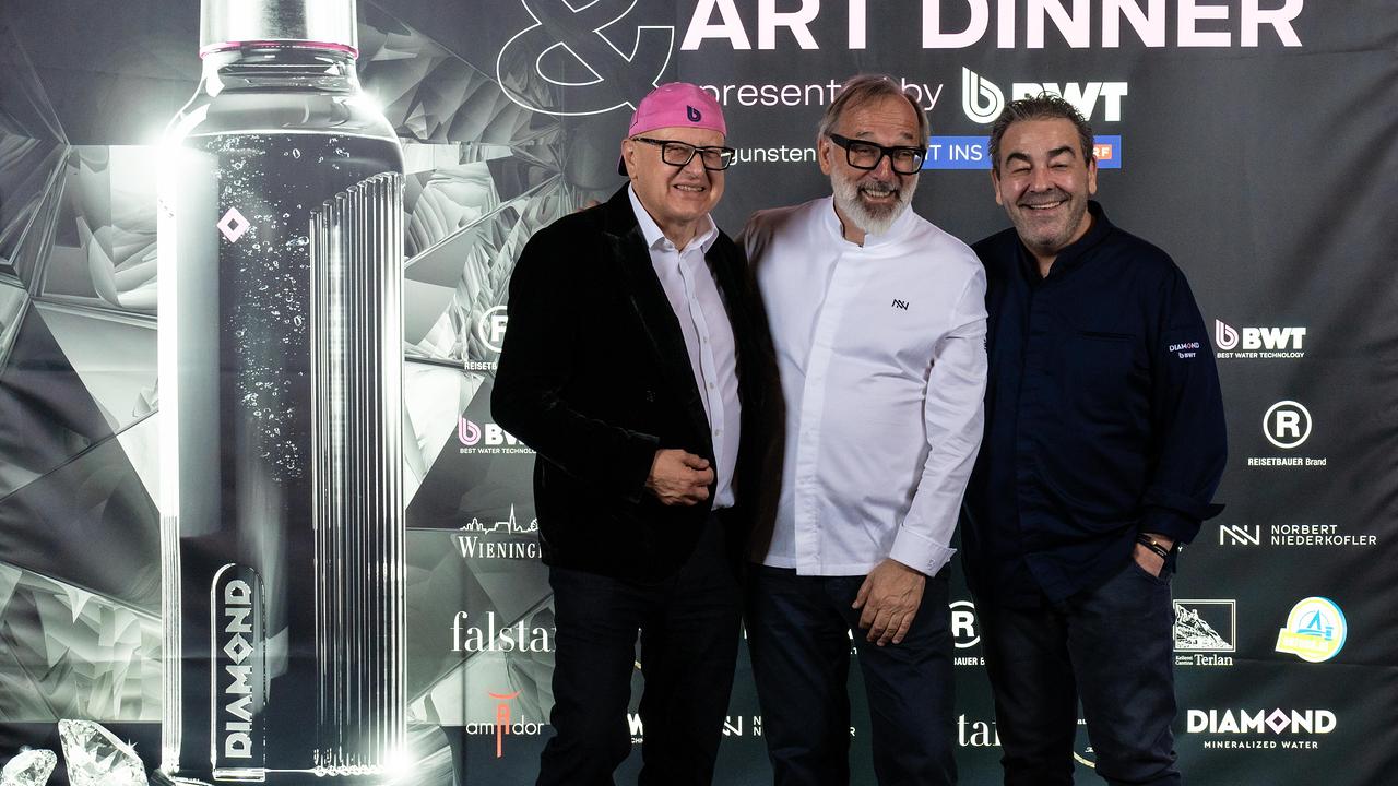 Andreas Weissenbacher, Norbert Niederkofler und Juan Amador vor einer Presserückwand mit "Gourmet Art & Dinner" Schriftzug.