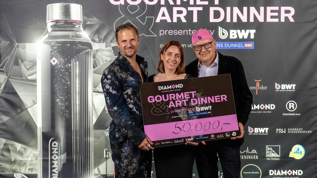© BWT Philipp Hochmaier, Lisa Zuckerstätter und Andreas Weissenbacher halten einen Scheck über 50.000 Euro in die Kamera.