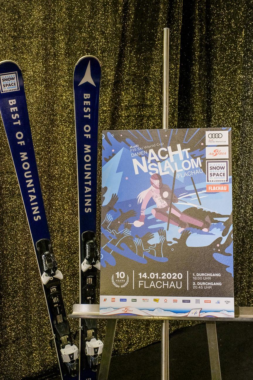 Ein paar Ski und Plakat vom Nacht Slalom in der Flachau 2020