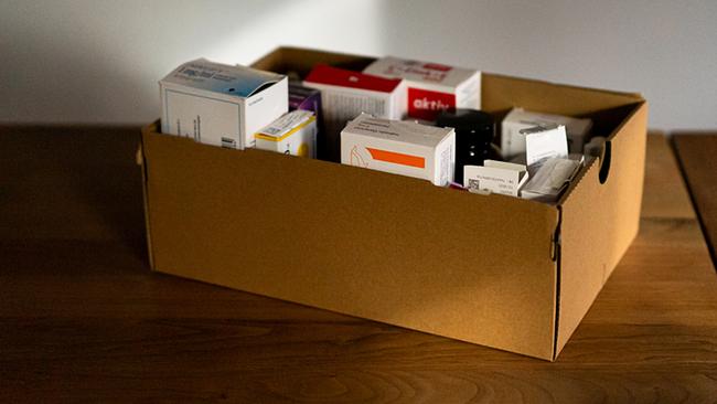 Eine Karton mit vielen verschiedenen Medikamentenschachteln