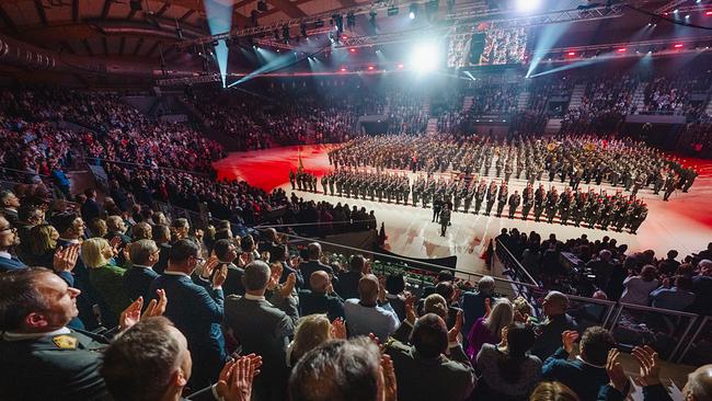 Vom Publikum aus sind die Militärmusiken und die Ehrenkompanie mit hunderten Personen zu sehen, die für den Großen Österreichischen Zapfenstreich in Formation stehen.