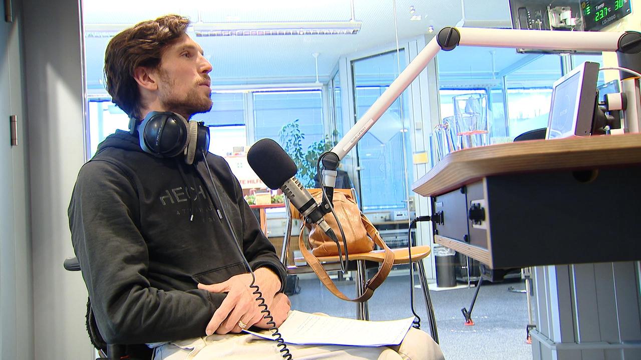 © ORF/Philipp Wied Ein junger Mann im Rollstuhl beim Moderieren im "Radio Niederösterreich"-Studio