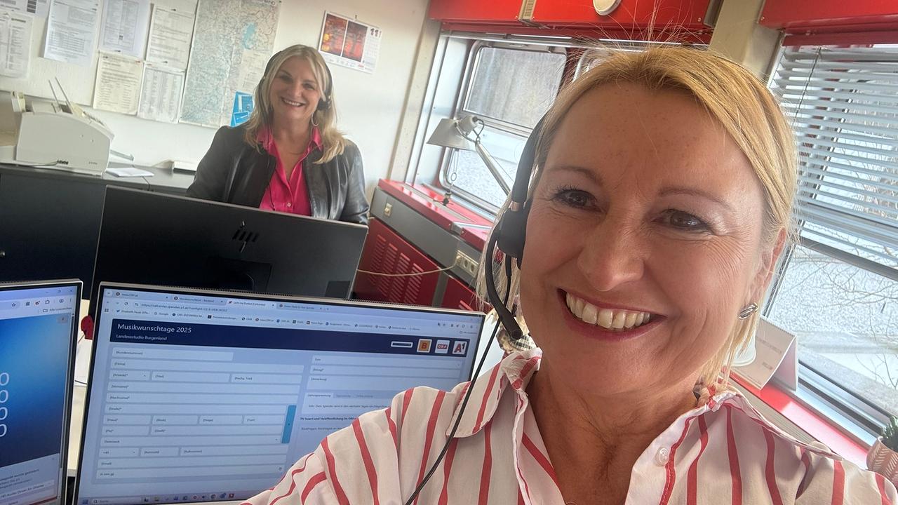 © ORF Zwei strahlende Frauen an ihren Arbeitsplätzen im Radio-Studio.