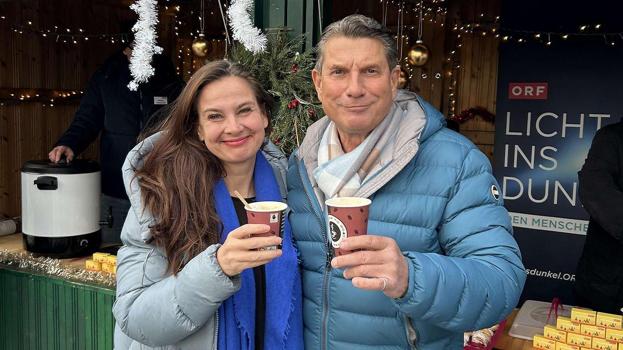 © ORF Zwei Menschen mit Einweg-Kaffeebechern vor der ORF Burgenland Punschhütte