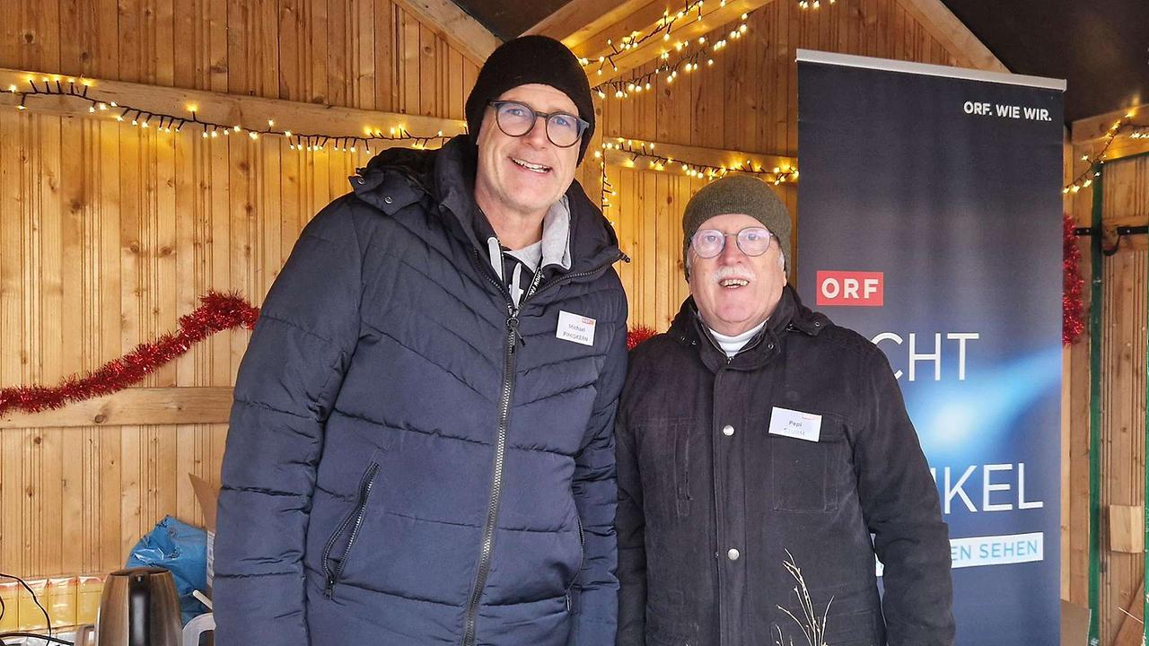 © ORF Zwei Männer in einer hölzernen Punschhütte mit Lichterketten.