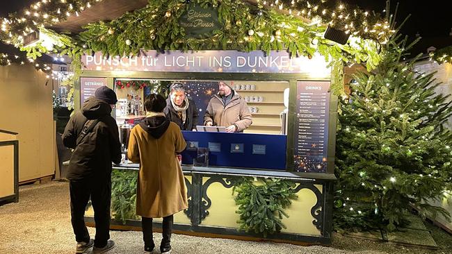 ORF-Moderator Martin Ferdiny beim Punsch-Ausschenken