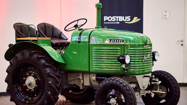 Restaurierter grüner Traktor-Oldtimer