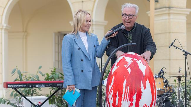 Moderatorin Sylvia Graf und Künstler Herbert Lippert mit seinem Kunst-Ei. Das Ei ist 75cm groß, weiß grundiert und mit roter Farbe mit abstrakten Figuren bemalt.