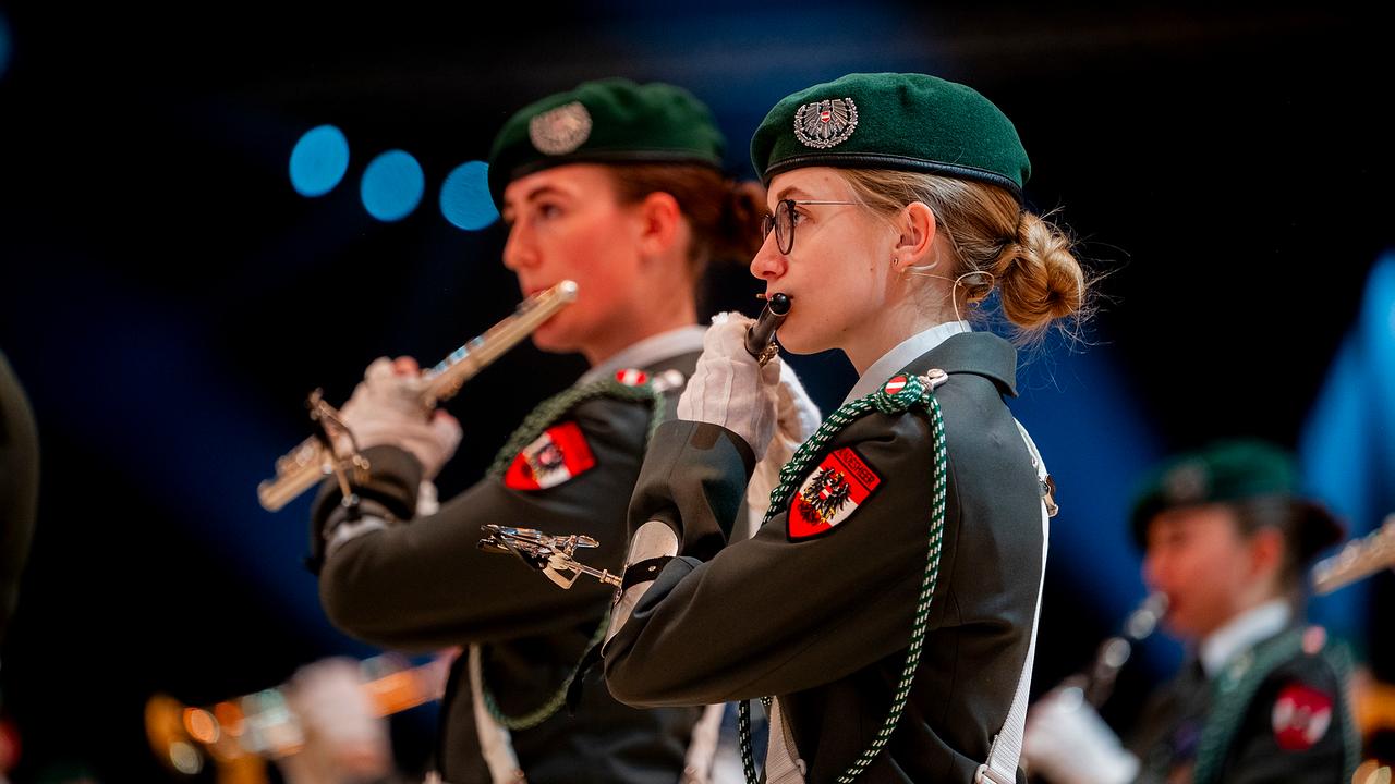 Zwei Flötenspielerinnen in Bundesheer-Uniform beim Musizieren.