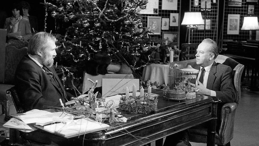 Kurt Bergmann zu Gast in der Fernseh-show 1984, mit Ernst Wolfram Marboe an dessen berühmten Studio-Schreibtisch mit weihnachtlicher Dekoration