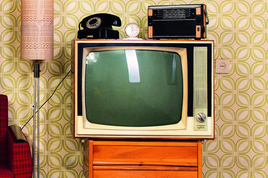 Zu sehen ist ein Vintage-Kunstporträt von einem alten Fernseher der 70er und Interior. 