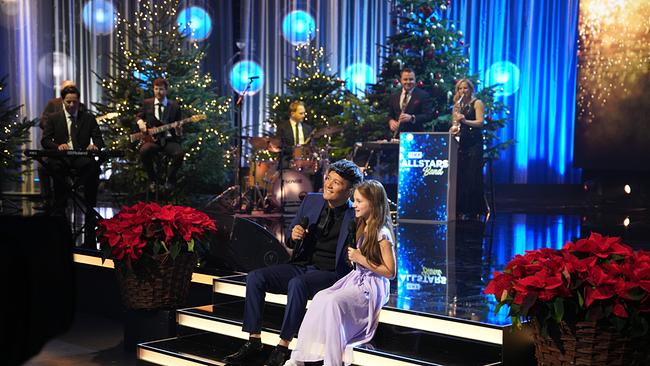 Vincent Bueno mit seiner Tochter Krista und Musiker:innen der ORF-All-Stars-Band im Studio