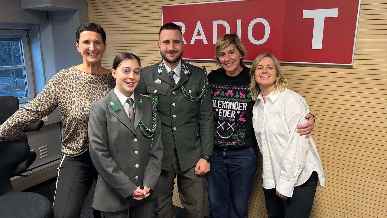 Die Personen stehen im Studio vor dem ORF-Tirol-Logo