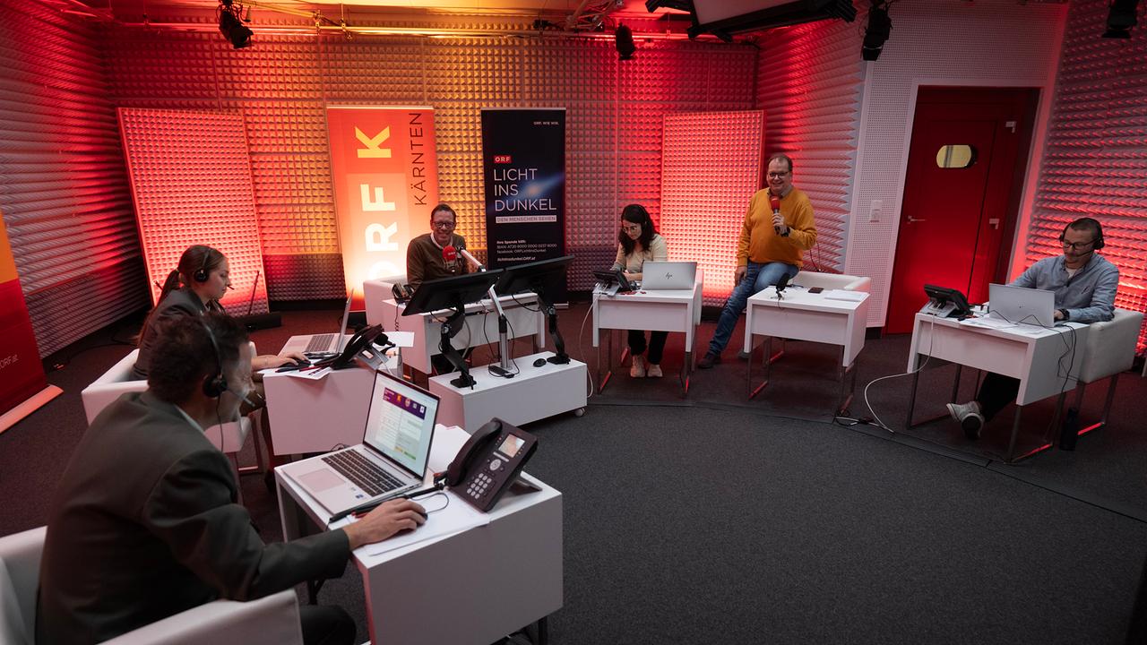 ORF-Kärnten-Moderatorinnen und Vertreter vom Bundesheer im Telefonstudio