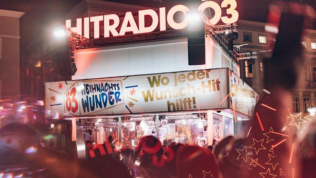 © Hitradio Ö3 Die Ö3-Wunschhütte am Kapitelplatz in Salzburg mit der Logo "Ö3 Weihnachtswunder"