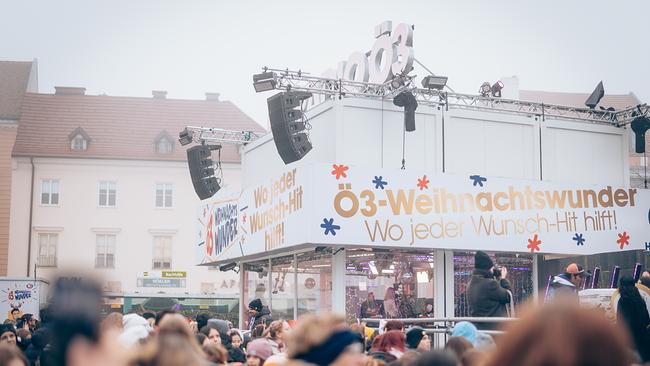 Die gläserne Ö3-Wunschhütte am Hauptplatz von Wiener Neustadt mit Publikum