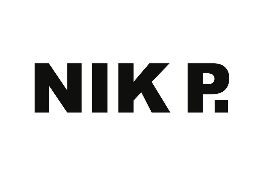 Schwarzer Seriefenloser Schriftzug mit Großbuchstaben : "NIK P."